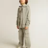 Sudadera con capucha gris jaspeada con estampado en la espalda