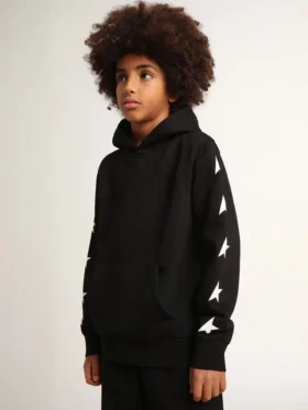 Sudadera con capucha para niños en negro con estrellas blancas en contraste