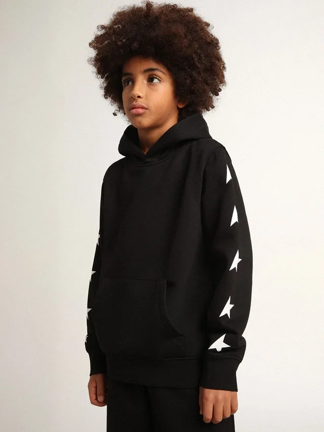 Sudadera con capucha para niños en negro con estrellas blancas en contraste