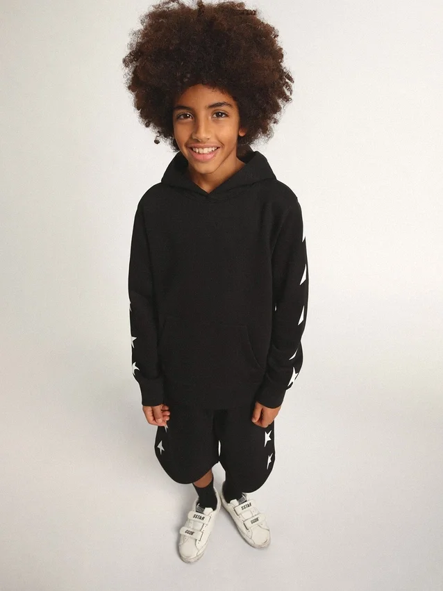 Sudadera con capucha para niños en negro con estrellas blancas en contraste