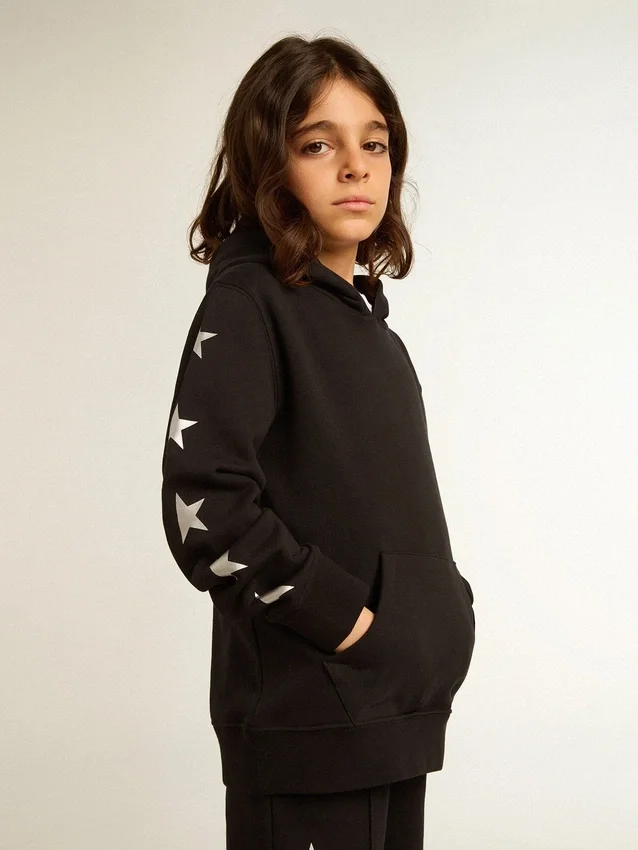 Sudadera con capucha para niños en negro con estrellas plateadas en contraste