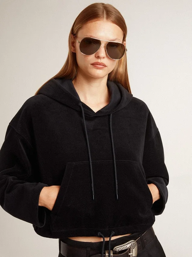 Sudadera de chenilla negra para mujer con bordado en la espalda