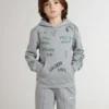 Sudadera gris para niños con letras impresas multicolores
