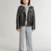 Sudadera gris para niños con letras impresas multicolores