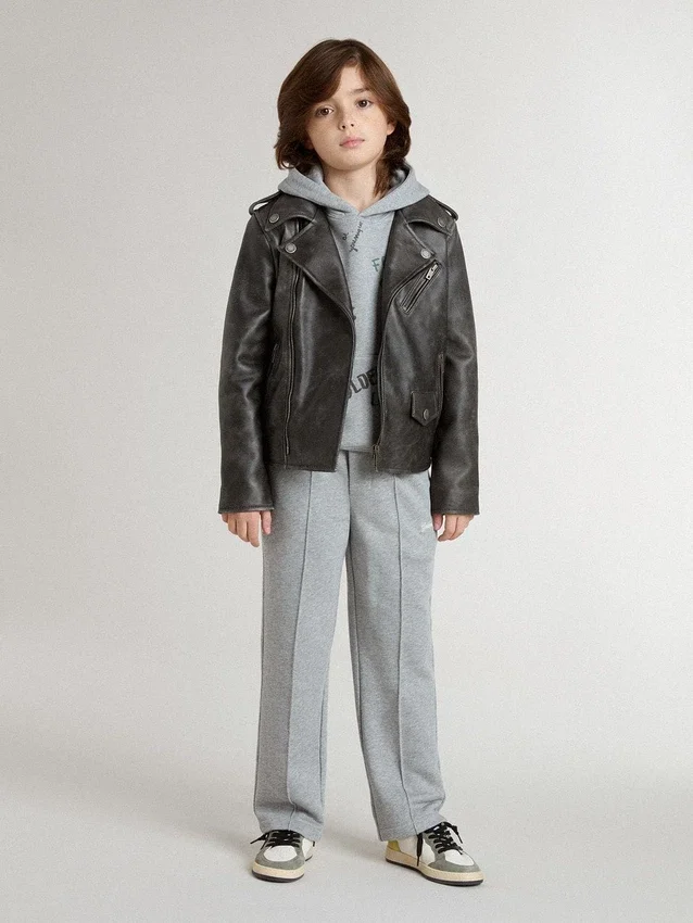 Sudadera gris para niños con letras impresas multicolores