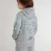 Sudadera gris para niños con letras impresas multicolores