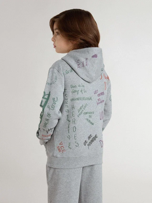 Sudadera gris para niños con letras impresas multicolores