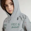 Sudadera gris para niños con letras impresas multicolores