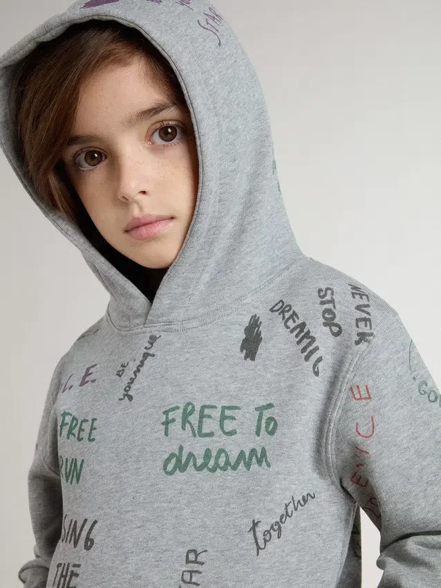 Sudadera gris para niños con letras impresas multicolores