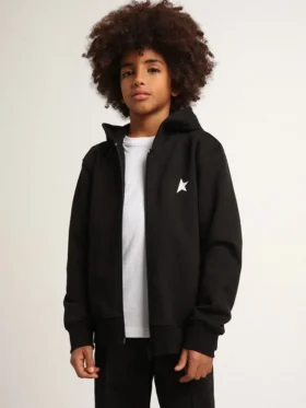 Sudadera negra con capucha, estrella blanca en contraste y logotipo