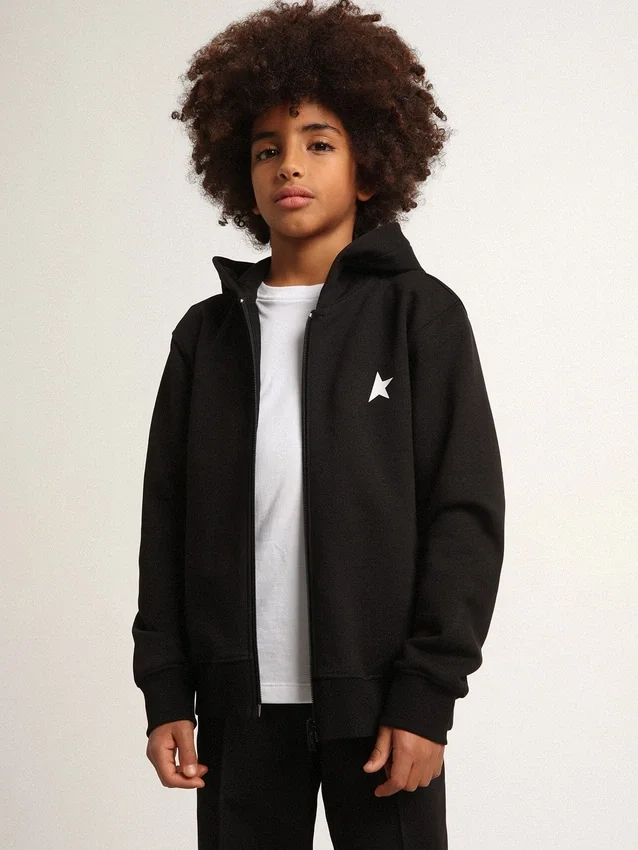 Sudadera negra con capucha, estrella blanca en contraste y logotipo