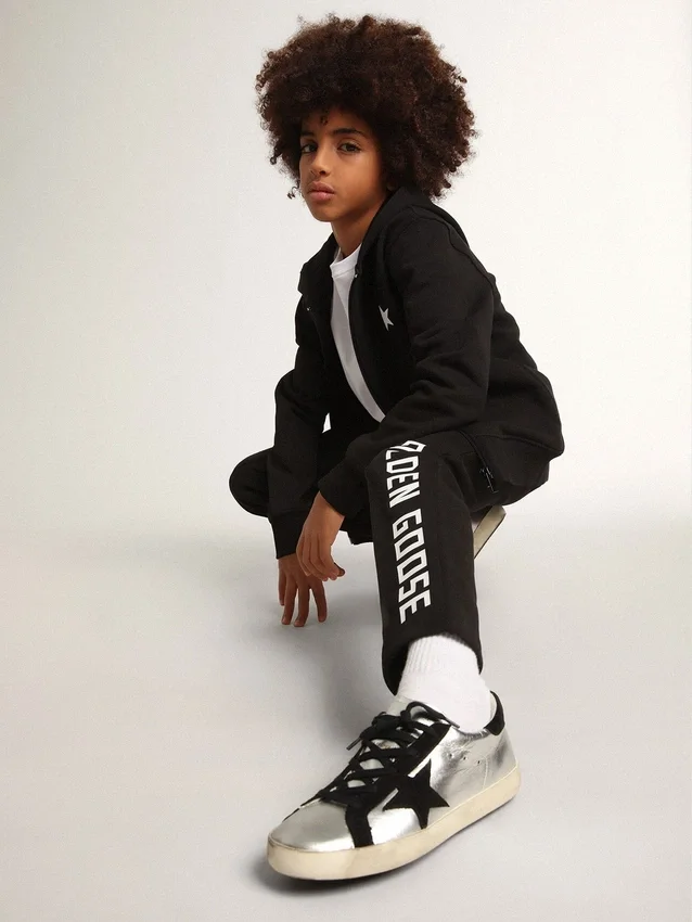 Sudadera negra con capucha, estrella blanca en contraste y logotipo