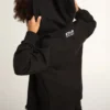 Sudadera negra con capucha, estrella blanca en contraste y logotipo