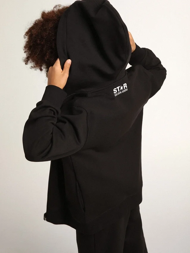 Sudadera negra con capucha, estrella blanca en contraste y logotipo