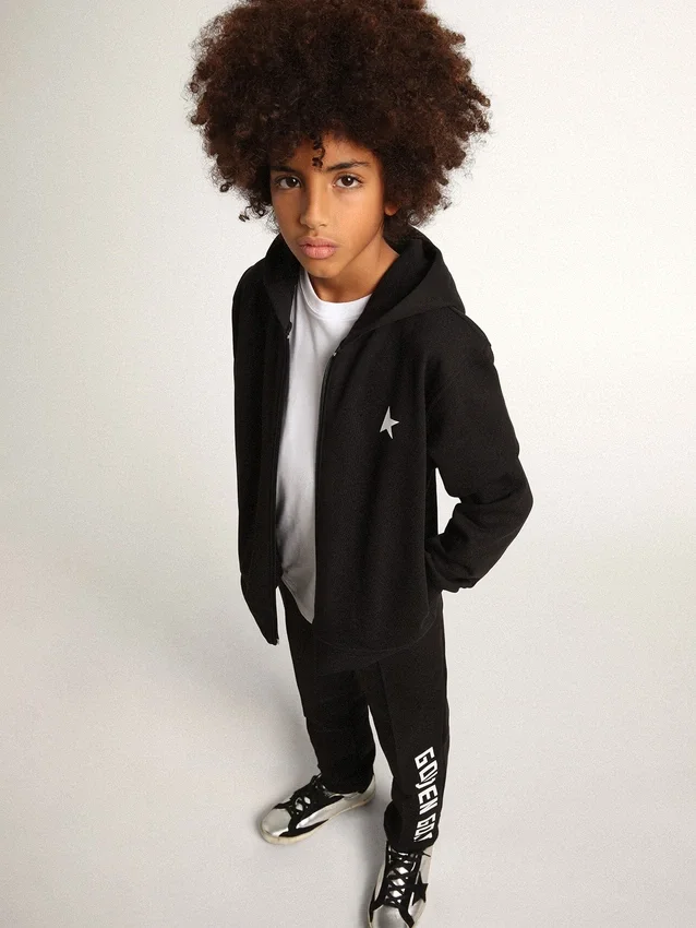 Sudadera negra con capucha, estrella blanca en contraste y logotipo