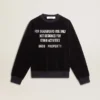 Sudadera negra de cuello redondo con letras bordadas