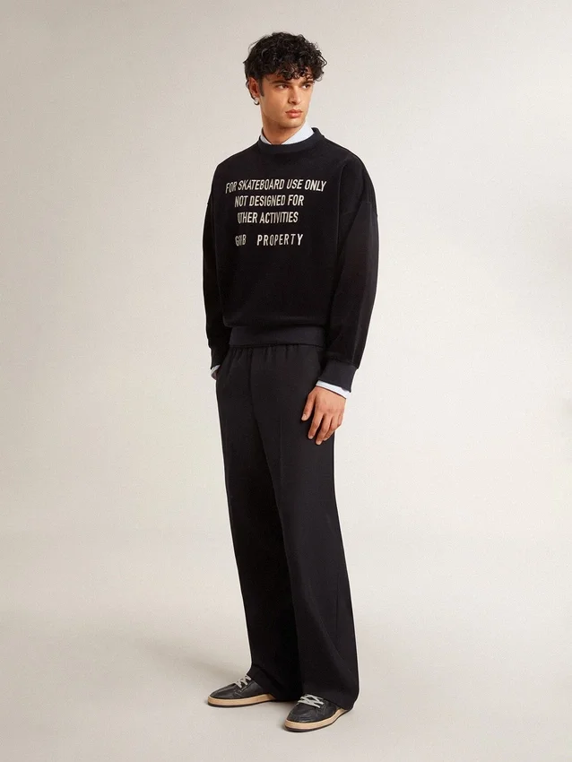 Sudadera negra de cuello redondo con letras bordadas