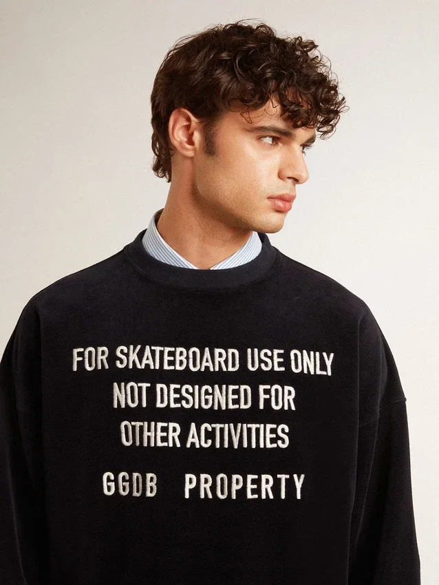 Sudadera negra de cuello redondo con letras bordadas