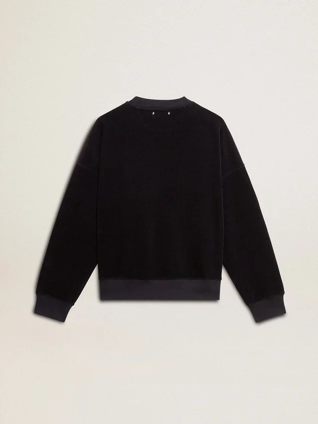 Sudadera negra de cuello redondo con letras bordadas