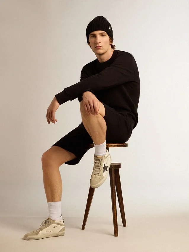 Sudadera negra de la Star Collection con estrella tono sobre tono en el frente