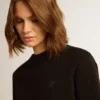 Sudadera negra de la Star Collection con una estrella tono sobre tono en el frente