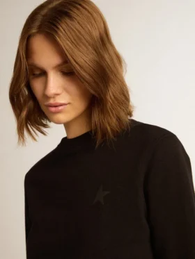 Sudadera negra de la Star Collection con una estrella tono sobre tono en el frente