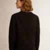 Sudadera negra de la Star Collection con una estrella tono sobre tono en el frente