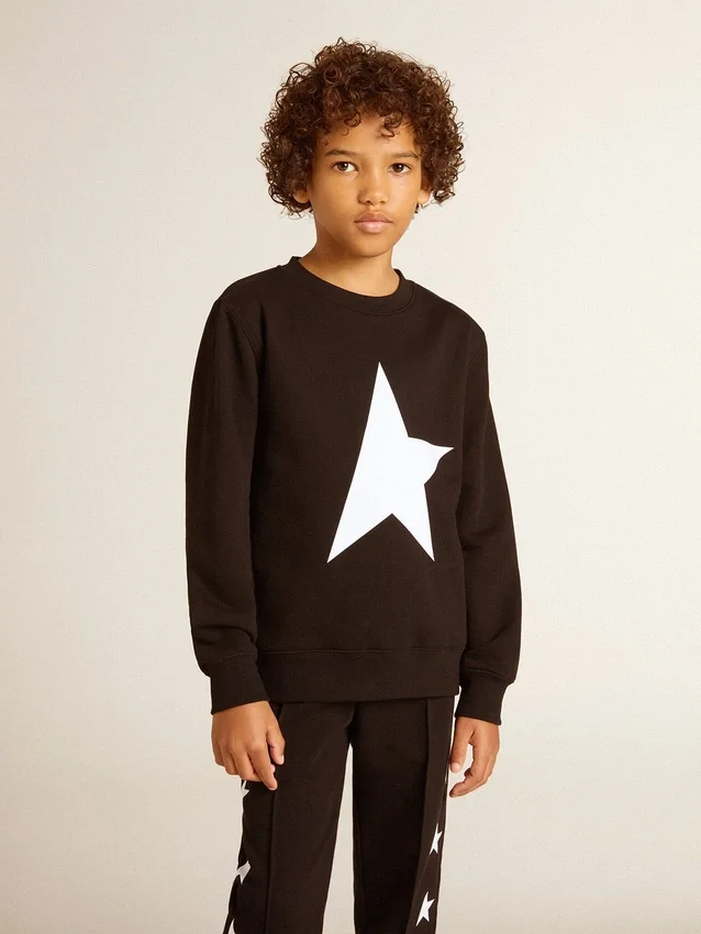 Sudadera negra para niños con una estrella grande blanca en el frente