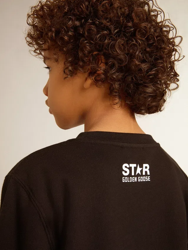 Sudadera negra para niños con una estrella grande blanca en el frente