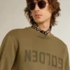 Sudadera para hombre en verde oliva con letras doradas