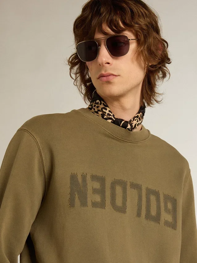 Sudadera para hombre en verde oliva con letras doradas