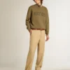 Sudadera para hombre en verde oliva con letras doradas