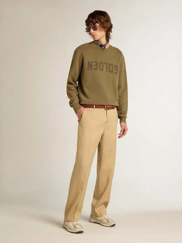 Sudadera para hombre en verde oliva con letras doradas