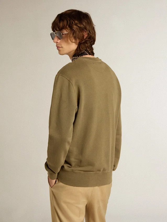 Sudadera para hombre en verde oliva con letras doradas