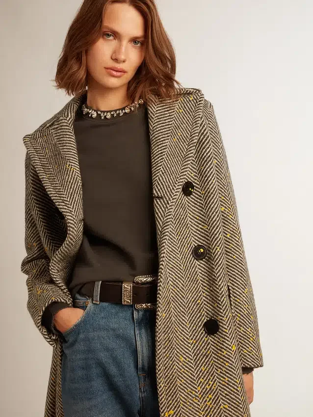 Abrigo largo de mujer con diseño en espiga y detalles en amarillo