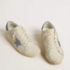 Super-Star con estrella de cuero color crema con cristales Swarovski y lengüeta del talón de cuero azul con estampado de lagarto