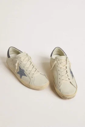 Super-Star con estrella de cuero color crema con cristales Swarovski y lengüeta del talón de cuero azul con estampado de lagarto