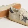 Super-Star con estrella de cuero color crema con cristales Swarovski y lengüeta del talón de cuero azul con estampado de lagarto