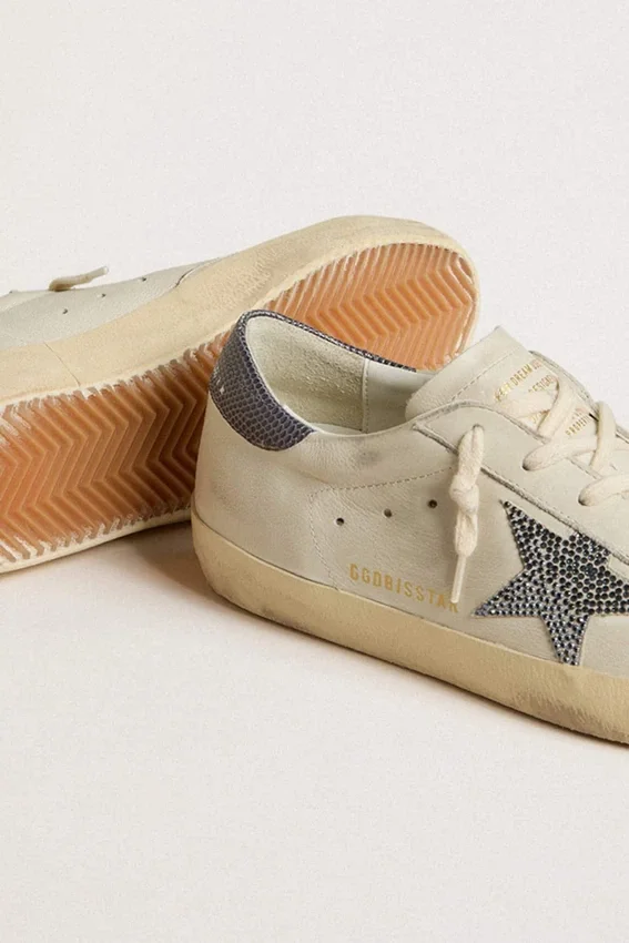 Super-Star con estrella de cuero color crema con cristales Swarovski y lengüeta del talón de cuero azul con estampado de lagarto
