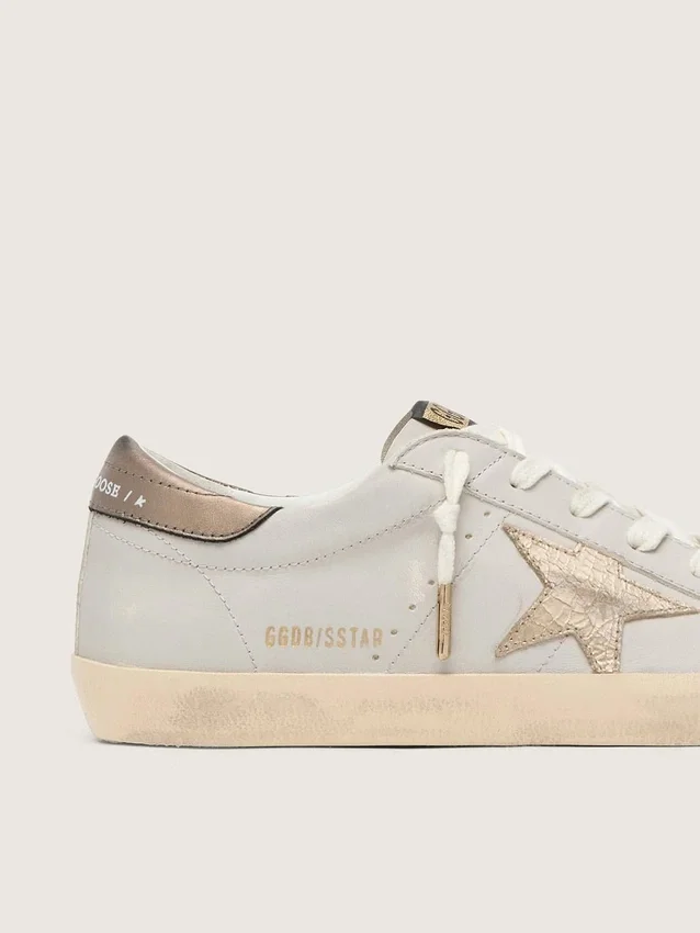 Super-Star con estrella de cuero craquelado y lengüeta del talón de cuero metalizado