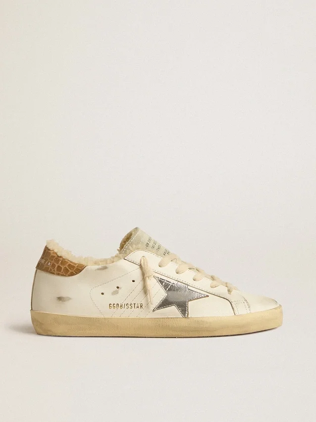 Super-Star con estrella de cuero plateado y lengüeta en el talón de cuero con estampado de cocodrilo