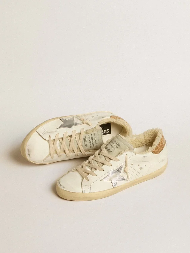 Super-Star con estrella de cuero plateado y lengüeta en el talón de cuero con estampado de cocodrilo