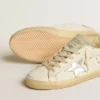 Super-Star con estrella de cuero plateado y lengüeta en el talón de cuero con estampado de cocodrilo