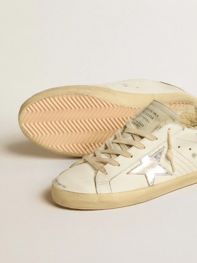 Super-Star con estrella de cuero plateado y lengüeta en el talón de cuero con estampado de cocodrilo