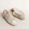 Super-Star de cuero blanco para mujer con estrella perforada y lengüeta de nylon fucsia en el talón