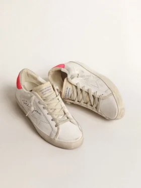 Super-Star de cuero blanco para mujer con estrella perforada y lengüeta de nylon fucsia en el talón