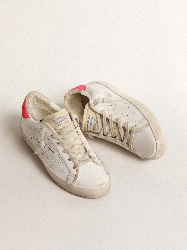 Super-Star de cuero blanco para mujer con estrella perforada y lengüeta de nylon fucsia en el talón