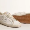 Super-Star de cuero blanco para mujer con estrella perforada y lengüeta de nylon fucsia en el talón
