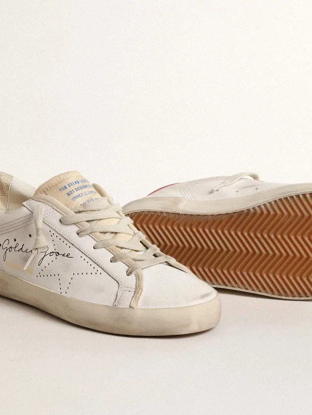 Super-Star de cuero blanco para mujer con estrella perforada y lengüeta de nylon fucsia en el talón