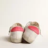 Super-Star de cuero blanco para mujer con estrella perforada y lengüeta de nylon fucsia en el talón